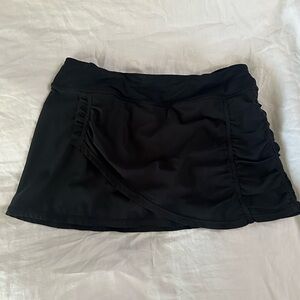 Size 6 Black Lululemon tennis skirt. Excellent condition!